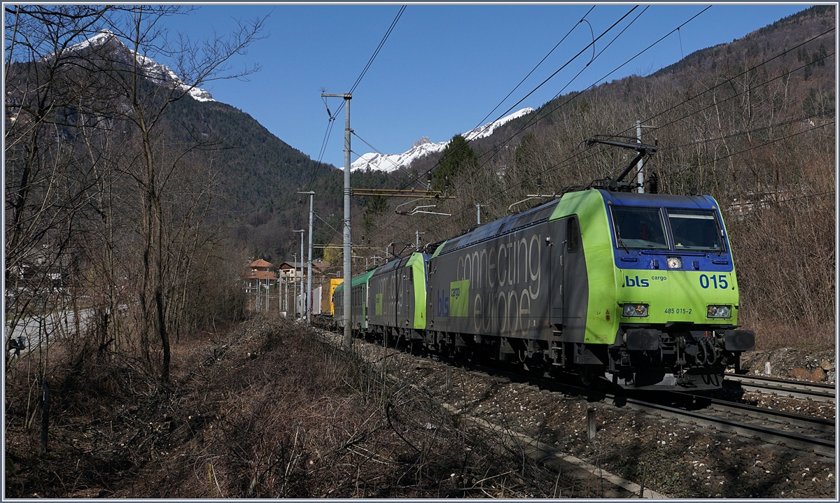 Zwei BLS Re 485 mit einer RoLa bei Varzo. 

11. März 2017