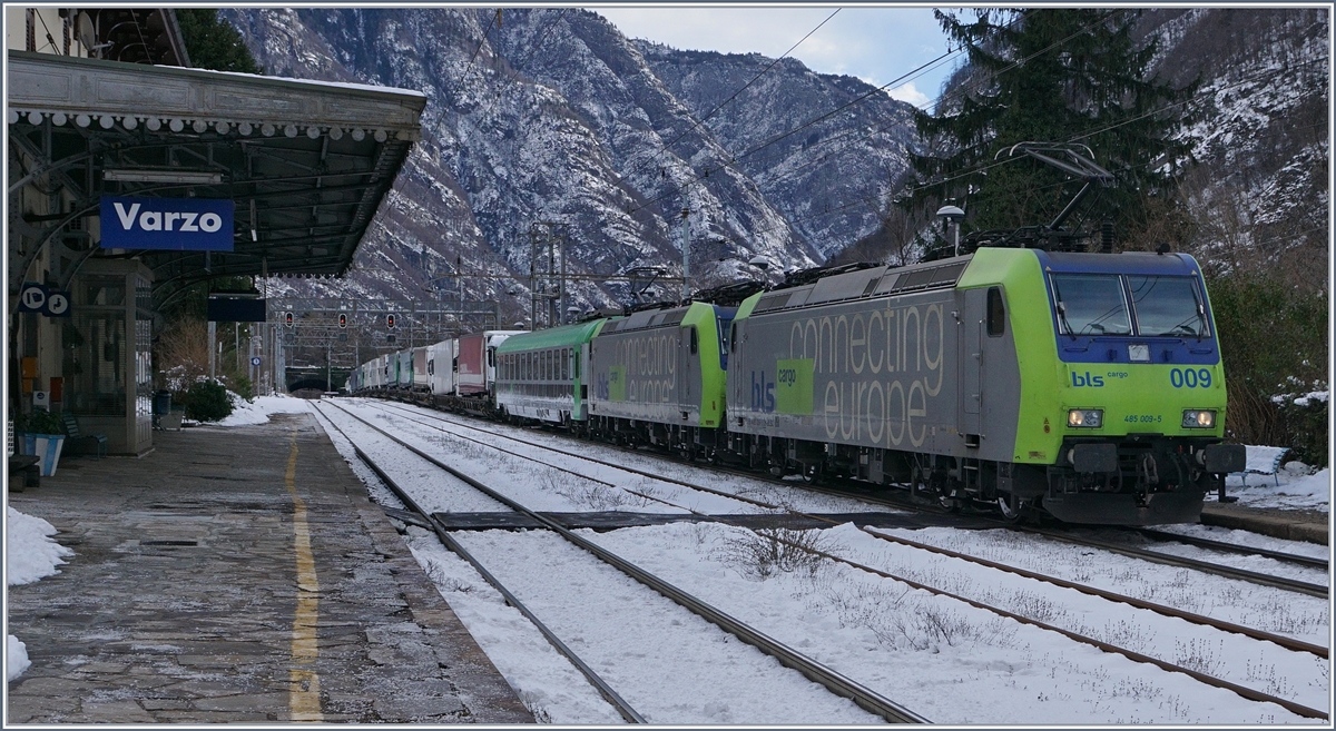 Zwei BLS Re 486 haben in Domodossola eine RoLa, von Novara kommend, übernommen und bringen diese nun nach Freiburg i.B.
Das Bild entstand auf der Simplonsüdrampe im Bahnhof von Varzo (Italien).
14. Jan. 2017