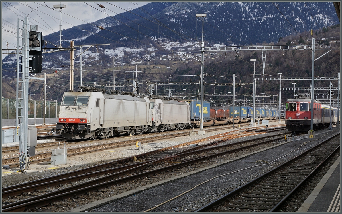 Zwei Crossrail Loks, vorne die 186-907 (UIC 91 80 6186 907-2 D X-RAIL) dahinter eine Schwesterlok, warten in Brig auf die Weiterfahrt Richtung Norden.
19. Feb. 2016