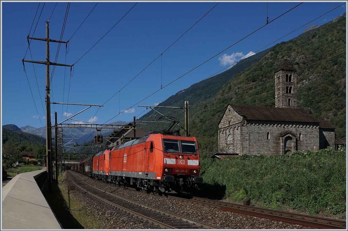 Zwei DB 185 auf dem Weg Richtung Süden bei Giornico; rechts im Bild die sehenswerte San Nicola Kirche aus dem 12 Jahrhundert.
7. Sept. 2016
