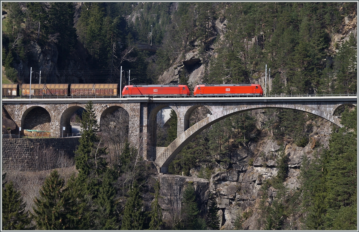 Zwei DB 185 auf der mittleren Meinreusbrücke.
21. März 2014  