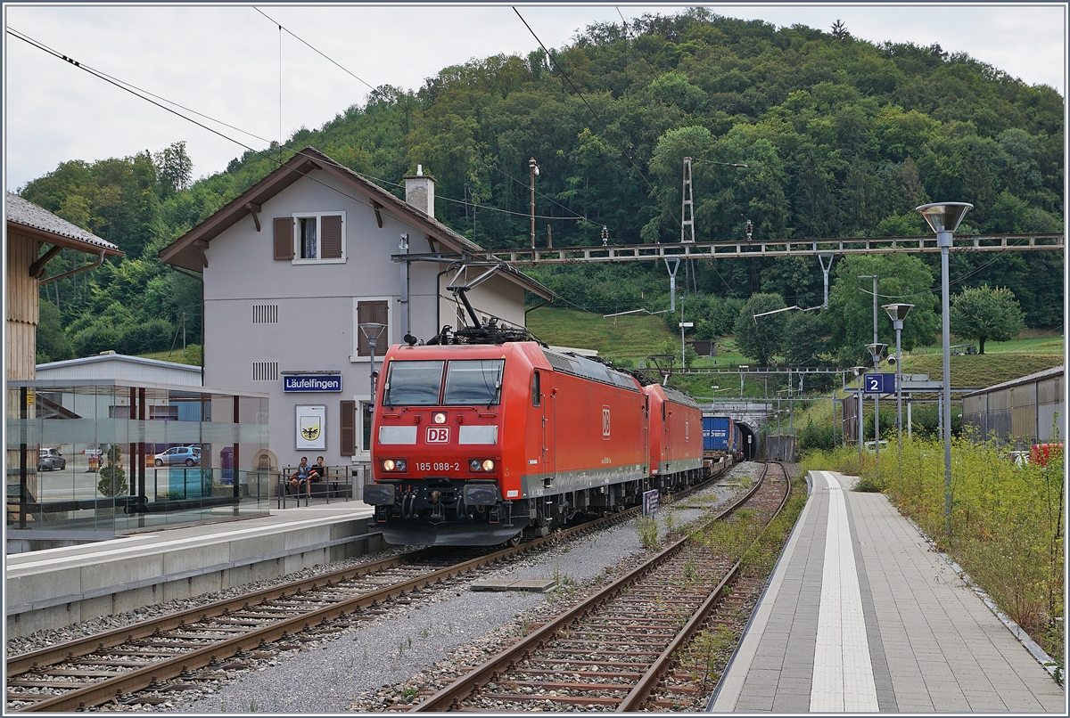Zwei DB 185 mit der Spitzenlok 185 088 ziehen einen Baustellen bedingt umgeleiteten Güterzug über die  Alte Hauenstein Linie .

Läufelfingen, den 7. August 2018