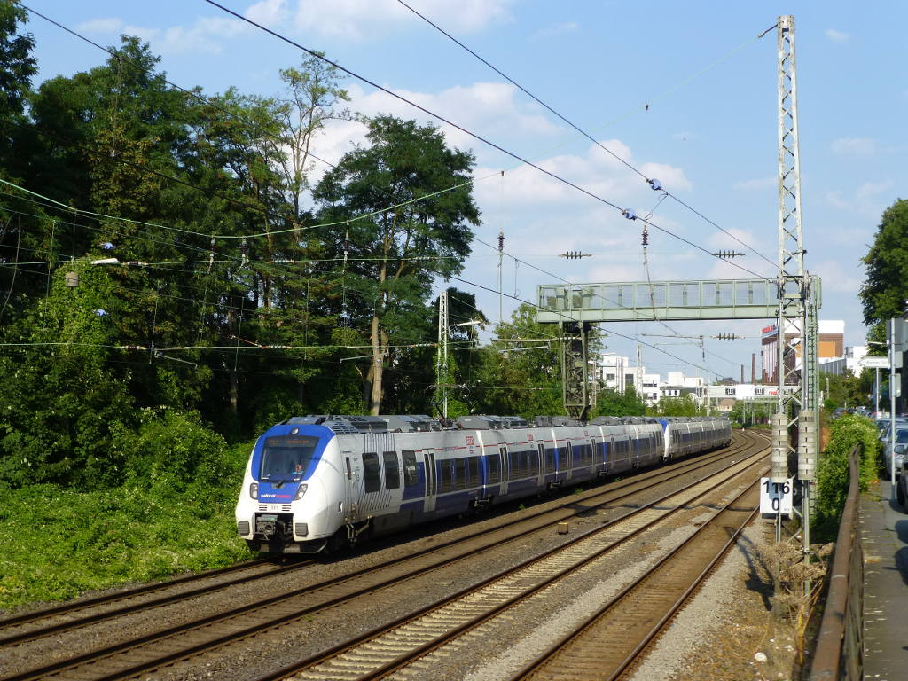 Zwei fnfteilige Talente auf dem RE7 kurz vor Wuppertal Hbf, am 31.8.16 ist 442 367 vorne.