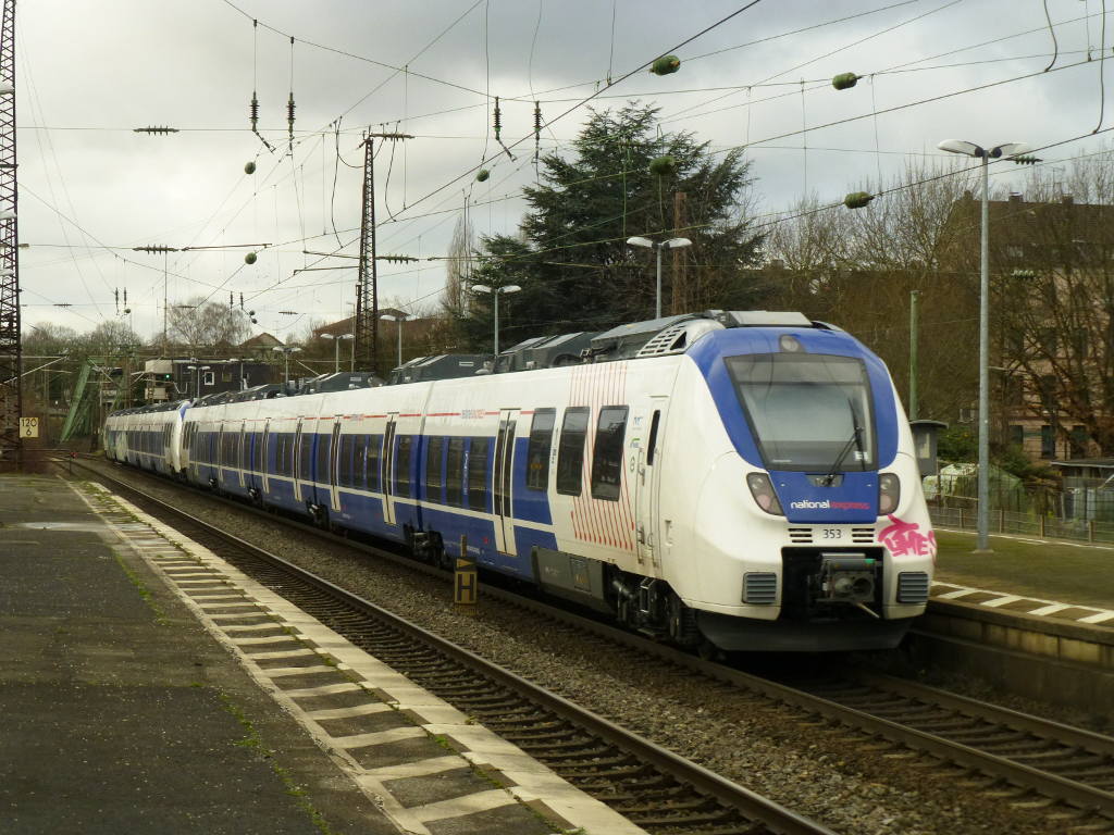 Zwei fnfteiligen Talente (vorne Nr. 353) am 23.12.15 auf berfhrungsfahrt.