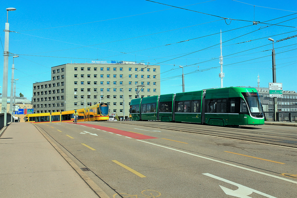 Zwei ganz verschiedene Lösungen: Rechts ein BVB Flexity (5-teilig. Nr.6016), links ein BLT Tango, dessen angetriebenen Drehgestellte nicht in Mini-Grösse sind. Die Flexity haben einen schönen, durchgehend übersichtlichen Fahrgastraum, wobei ein Teil der Sitze auf einem kaum sichtbaren Podest angeordnet sind, was schwere Stolperunfälle verursachen könnte. Der Tango ist innen unübersichtlich (Berg und Tal-Eindruck) und nicht dafür gedacht, längs durch den Wagen zu gehen. Münchensteinerbrücke, 20.August 2020 