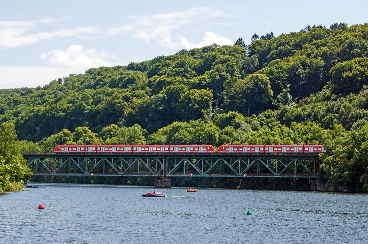 
Zwei gekuppelte ET 422 der S-Bahn Rhein-Ruhr fahren am 18.07.2015, als S6 (Köln-Nippes - Essen), bei Essen-Kettwig über den Kettwiger See (bzw. die Ruhr).