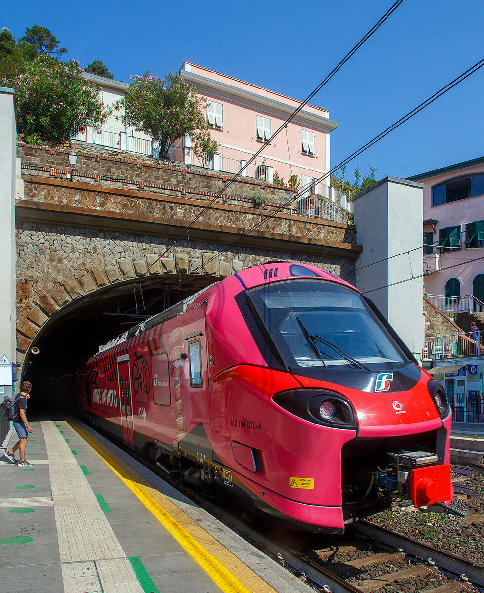 Zwei gekuppelte Trenitalia „pop“, der ETR 104 078 und hinten der ETR 104 070, zwei vierteilige Alstom Coradia Stream, mit Werbung für den Giro d’Italia, verlassen am 21.07.2022 im Bahnhof von Riomaggiore (Cinque Terre) und fahren als Cinque Terre Express weiter in Richtung 
Levanto.

Für die Fahrt mit den Cinque Terre Express muss man ein Ticket lösen, z.B. Trenitalia nationale Tageskarten gelten hier nicht.