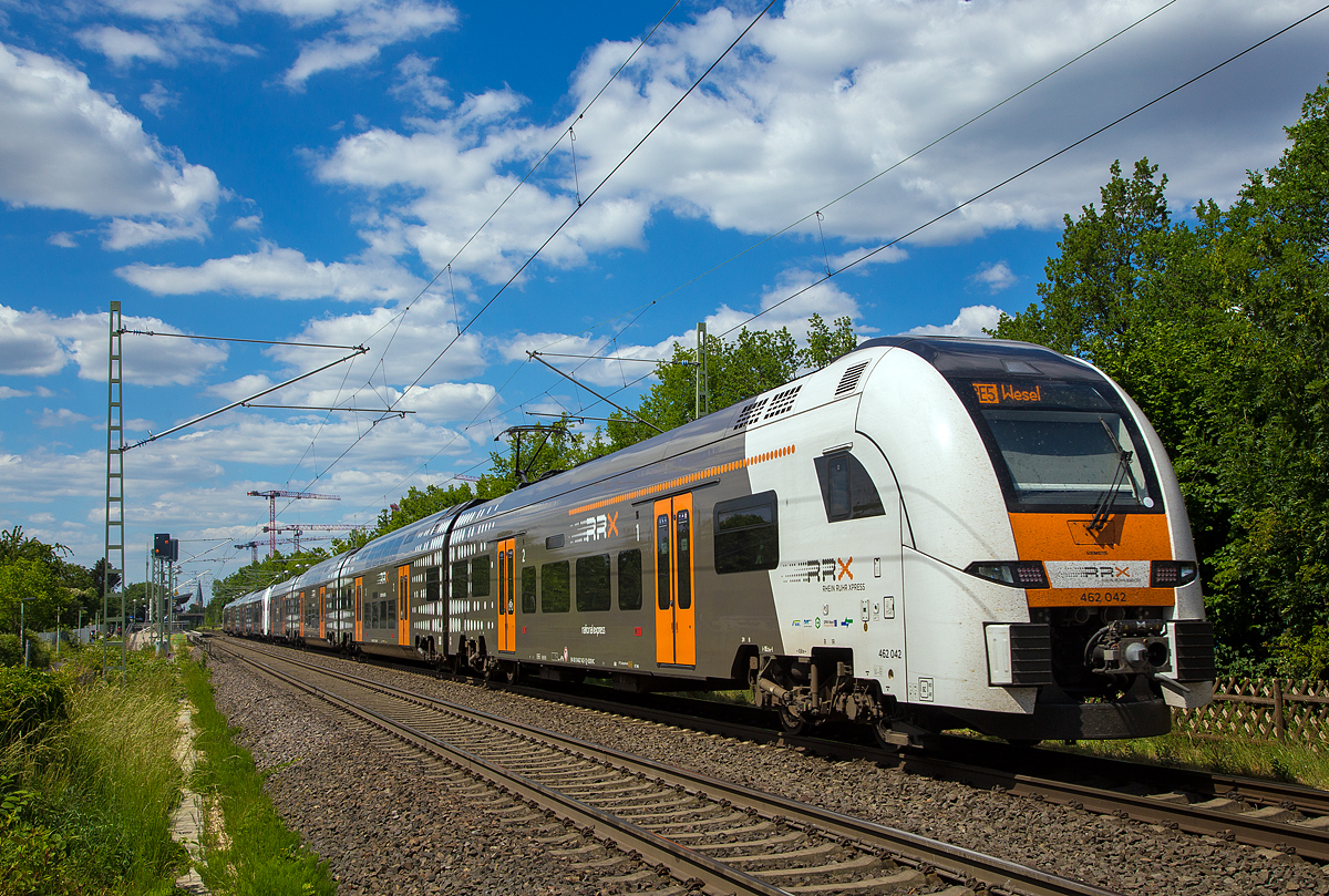 
Zwei gekuppelte vierteilige Siemens Desiro HC (462 048 und 462 042) erreichen am 30.05.2020, als RE 5  Rhein-Express  (Koblenz Hbf – Wesel), den Bf. Bonn UN Campus. 

Der RE 5 wird von National Express betriebenen. Die Triebzüge sind an die Betreiber von Siemens Mobility vermietet und tragen daher auch die NVR-Nummern 94 80 0462 xxx-x D-SDEHC.  Siemens Mobility ist auch für die Instandhaltung der Fahrzeuge zuständig. Dafür wurde in Dortmund-Eving ein Instandhaltungswerk (Rail Service Center) errichtet, es wurde am 5. September 2018 in Betrieb genommen. Neben der Werkstatt verfügt es auch über eine Außenreinigungsanlage.

Der dem RRX zu Grunde liegende Verkehrsvertrag wurde, mit einem geschätzten Volumen von zwei Milliarden Euro, europaweit ausgeschrieben. Der Zuschlag ging an die beiden folgenden Unternehmen:
Abellio Rail NRW hat das Los 1 mit den Linien RE 1 und RE 11 gewonnen und
National Express betreib die Lose 2 und 3 mit den Linien RE 4, RE 5 und RE 6 betreiben. 
Die Unternehmen bekommen inklusive Betriebsreserve 82 Fahrzeuge zur Verfügung gestellt.
Die Deutsche Bahn begründet ihre Niederlage im Wettbewerb mit höheren Lohnkosten, die zehn Prozent über denen der Konkurrenz lägen. Laut Angaben des VRR hätten die Konkurrenten jedoch vor allen Dingen bei Verwaltungs- und Energiekosten gepunktet. Mit der Vergabe wird der Marktanteil der Deutschen Bahn im Regionalverkehr Nordrhein-Westfalens voraussichtlich auf unter 50 Prozent sinken.

Aber auch im Rheintal (zwischen Basel und Karlsruhe) sollen ab 2020 Siemens Desiro HC fahren, dafür hat die DB Regio 15 Züge bestellt.

Einzelstockfahrzeuge sind die erste Wahl für den Regionalverkehr. Sie sind leicht, komfortabel und weitreichend barrierefrei ausbaubar. Doch sie stoßen an ihre Grenzen, wenn Bahnsteiglängen limitiert sind und die Fahrgastzahlen steigen. Dann bieten Doppelstockzüge die nötige
Kapazität – aber mit Kompromissen in Effizienz und Komfort. Der Desiro HC vereint sie in seiner innovativen Wagenkombination.

Der Desiro HC begeistert auf den ersten Blick. Sein Design sagt jedem Betrachter: Hier ist ein zeitlos modernes und hochwertiges Fahrzeug unterwegs.

Auffällig leise: Von der geräuscharmen Fahrt des Desiro HC profitieren Anwohner der Strecke genauso wie die Fahrgäste. Das Fahrzeug beschleunigt und bremst ruckfrei und fährt dank seiner hochwertigen Drehgestelle mit leistungsfähiger Luftfederung enorm laufruhig. Unmerklich sorgt das energieeffiziente Heiz-, Lüftungs- und Klimasystem für frische, immer angenehm temperierte Luft. Hier vergisst man fast, dass man in einem Zug sitzt. Steckdosen und WLAN sind heute ein Muss – und selbstverständlich an Bord.

TECHNISCHE DATEN der BR 462 (Desiro HC vierteilig):
Anzahl: 82 (für RRX)
Spurweite: 1.435 mm (Normalspur)
Achsformel: Bo’Bo’+2’2’+2’2’+Bo’Bo’
Länge über Kupplung: 105.252 mm
Wagenläge Endwagen: 26.226 mm
Wagenlänge Mittelwagen: 25.200 mm
Breite: 2.820 mm
Leergewicht: 200 t
Höchstgeschwindigkeit: 160 km/h
Kurzzeitleistung: 4000 kW
Stundenleistung: 3290 kW
Beschleunigung: 1,1 m/s²
Stromsystem: 15 kV 16,7 Hz ~
Stromübertragung: Oberleitung
Sitzplätze: 400 (davon 36 in der 1. Klasse)
Fußbodenhöhe (Einstieg): 800 mm (Endwagen) 730 mm (Mittelwagen)
Anzahl der Türen je Seite: 8

Auch wenn es diese Züge für den RRX schon fahren, so bleibt nach sehr viel Arbeit, denn die Infrastruktur muss dafür noch modernisiert werden.