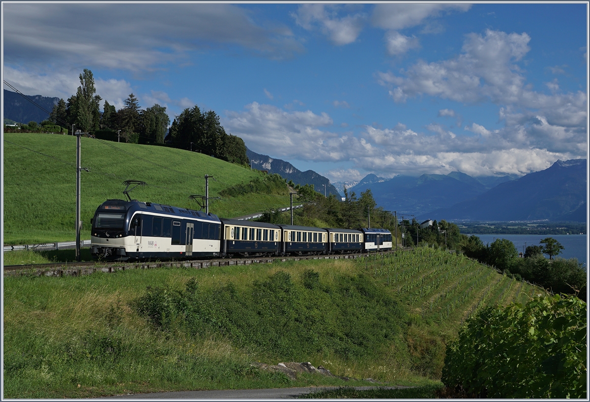 Zwei MOB Alpina ABe 4/4 (bzw. Be 4/4) sind mit dem MOB Belle Epoque bei Planchamp auf dem Weg von Montreux nach Zweisimmen.

29. Juni 2020