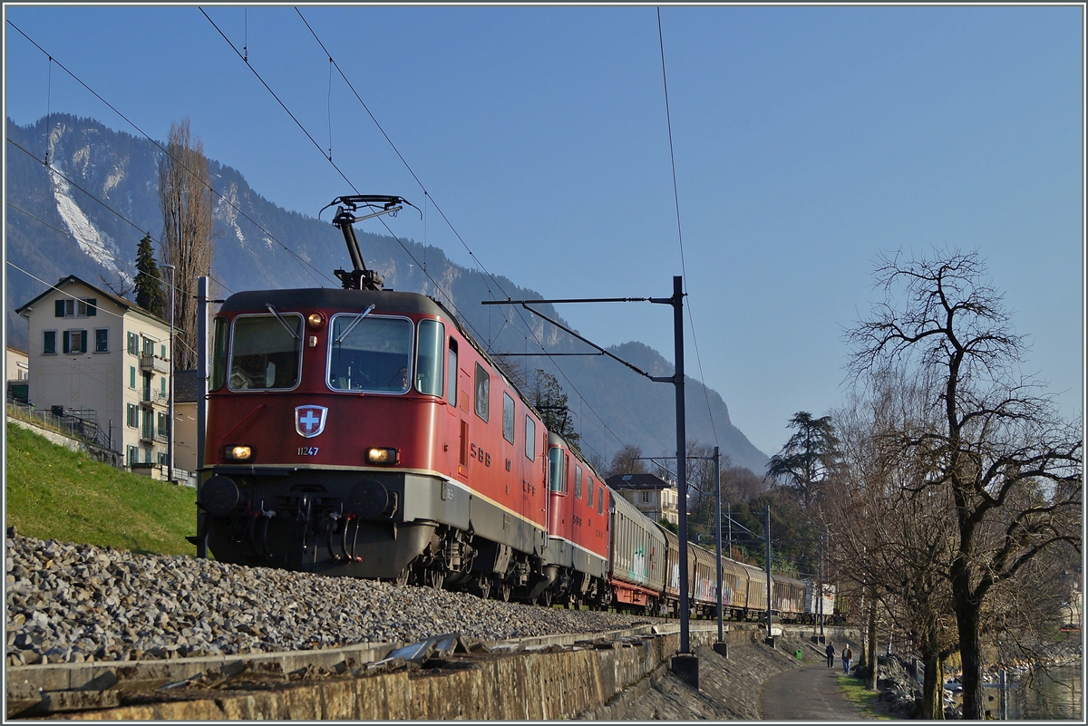 Zwei Re 4/4 II mit einem Güterzug bei Villeneuve. 
10. März 2014