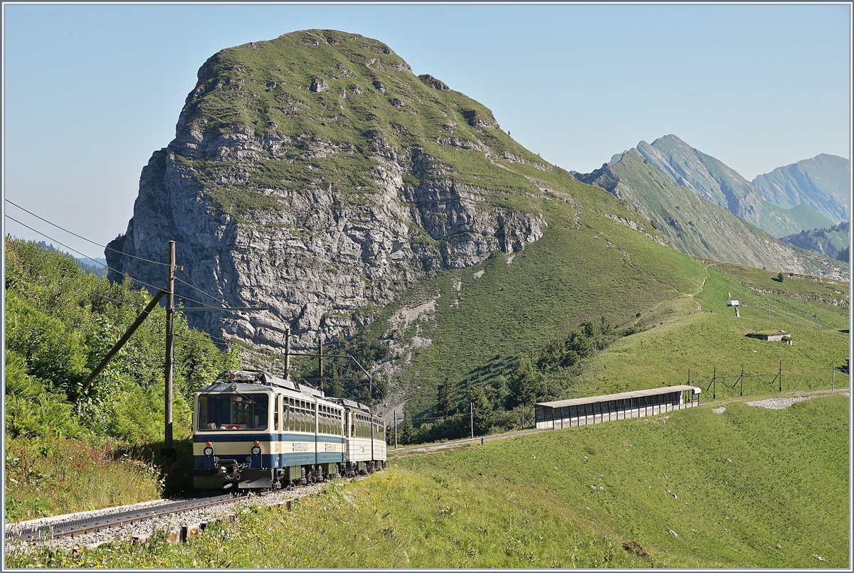 Zwei Rochers de Naye Beh 4/8 sind beim Dents de Jaman auf der Fahrt vom Rochers de Naye nach Montreux. 

1. Juli 2018