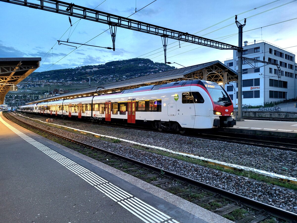 Zwei SBB FLIRT als R3 nach St-Maurice in Vevey.
13. Mai 2024