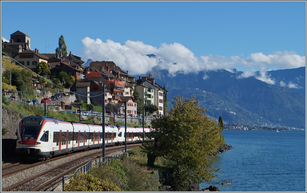 Zwei SBB Flirts RABe 523 auf der Fahrt nach Villeneuve bei St-Saphorin.

17. Okt. 2014