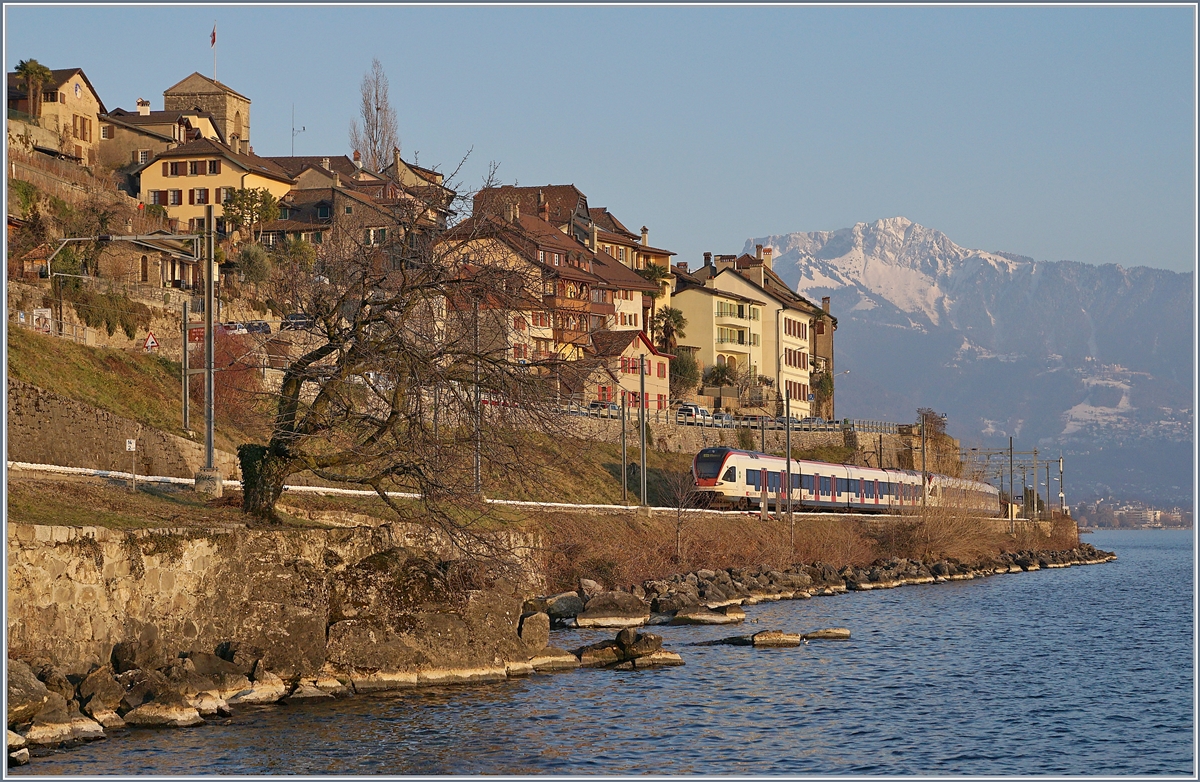 Zwei SBB FLRIT RABe 523 in St-Saphorin auf dem Weg nach Villeneuve. 

25. Jan 2019