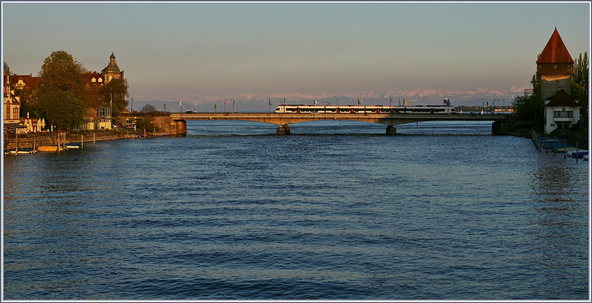 Zwei SBB RABe 521 sind als  Seehas  auf der Rheinbrücke in Konstanz unterwegs im Hintergrund die Alpen im Abendlicht.

21. April 2017