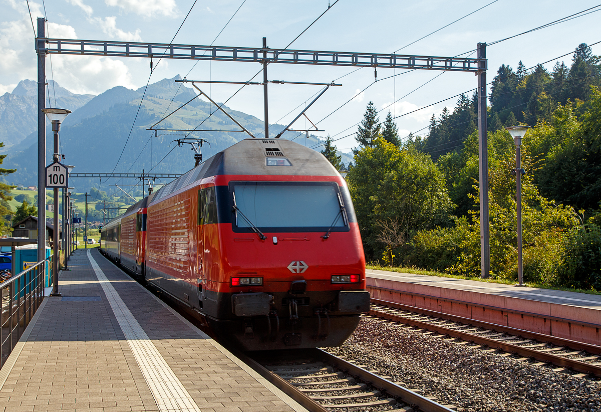 Zwei SBB Re 460 schieben einen IC nach Brig Steuerwagen voraus am 08.09.2021 durch den BLS Bahnhof Mlenen.

Diese Zge fahren durch den Ltschberg-Basistunnel via Visp nach Brig. Die Ltschberg-Basisstrecke (LBS) zweigt bei Wengi-Ey, kurz hinter Reichenbach im Kandertal, ab und es geht erst in den 2,6 km langen Engstligetunnel (dient der Umfahrung von Frutigen) bevor es gleichdrauf in den 34,6 km langen Ltschberg-Basistunnel geht.
