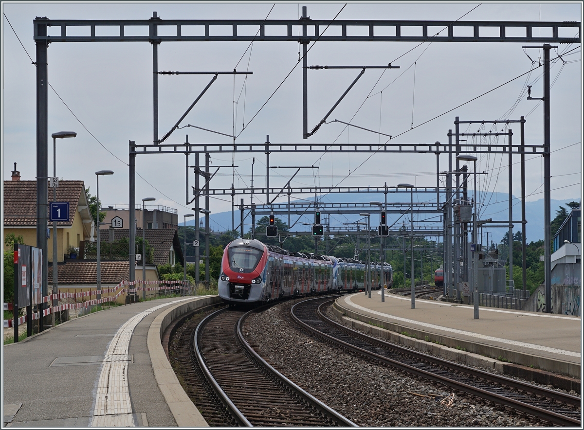 Zwei SNCF Coradia Polyvalent régional tricourant als Léman Express nach Coppet erreichen Versoix. 

28. Juni 2021