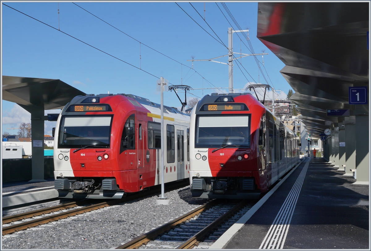 Zwei TPF SURF Regionalzüge kreuze sich im neuen Bahnhof von Châtel St-Denis.

5. Feb. 2020