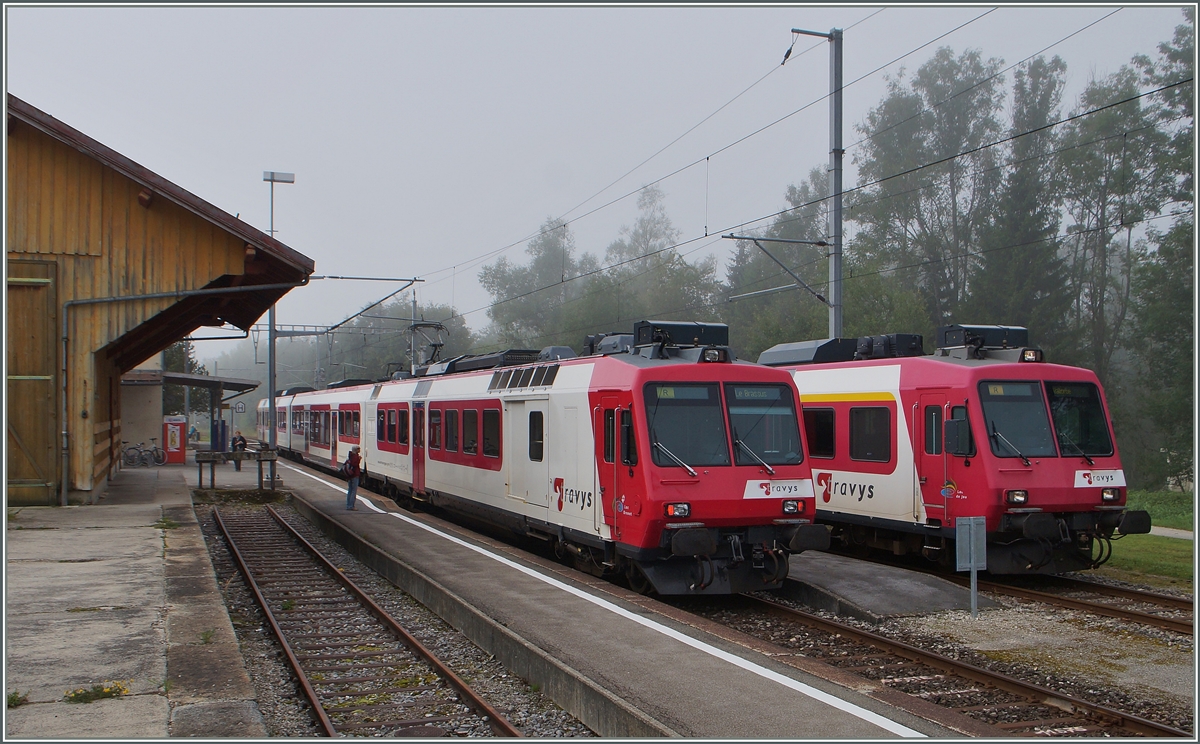 Zwei Travis Domino-Zge kreuzen sich in Le Pont. 
5. Sept. 2014