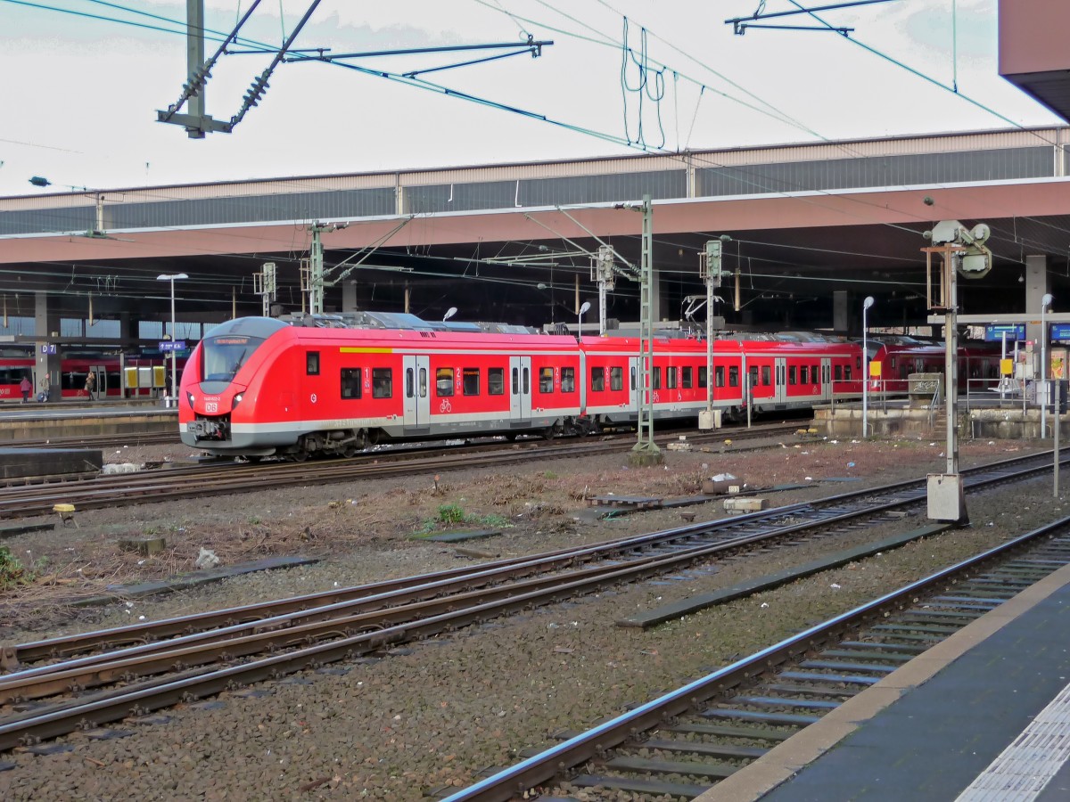 Zwei Triebzüge der Baureihe 1440, die seit Mitte Dezember 2014 für den S-Bahn-Verkehr auf der Linie S8 zuständig sind, nämlich 1440 322 und 306, verlassen am 02.01.15 Düsseldorf Hbf in Richtung Mönchengladbach.