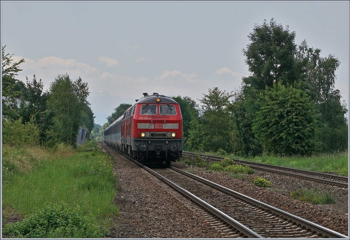 Zwei V 218 erreichen mit dem IC 118 von Innsbruck nach Münster den Halt Meckenbeuren. Weit hinten, ziemlich im Dunst ist der Säntis zu erkennen. 
16. Juli 2016