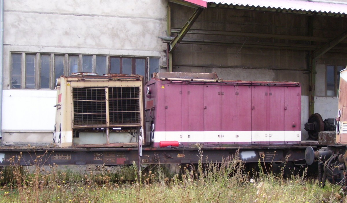 Zwei V100 Motorenabdeckungen auf einem Flachwagen, am 08.09.2007 in Karsdorf.