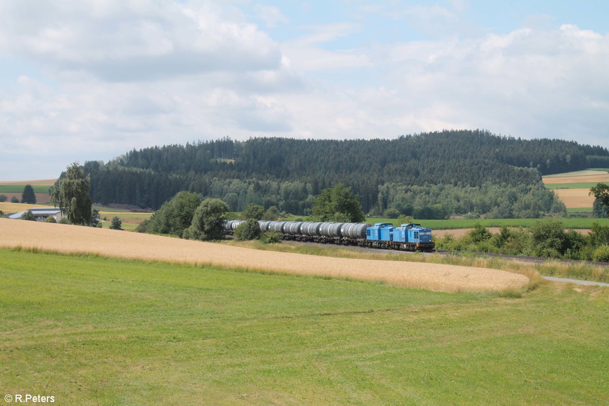 Zwei  Vogtland Zwerge  oder auch  Schlümpfe  ziehen einen Kesselzug bei Lengenfeld in Richtung Weiden in der Oberpfalz zum Tanklager Hauer. Loknummern waren 204 022-2 und 204 011-5 der PRESS. 12.07.18