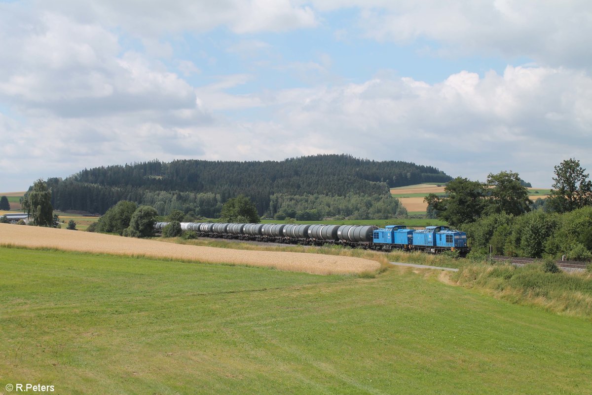 Zwei  Vogtland Zwerge  oder auch  Schlümpfe  ziehen einen Kesselzug bei Lengenfeld in Richtung Weiden in der Oberpfalz zum Tanklager Hauer. Loknummern waren 204 022-2 und 204 011-5 der PRESS. 12.07.18