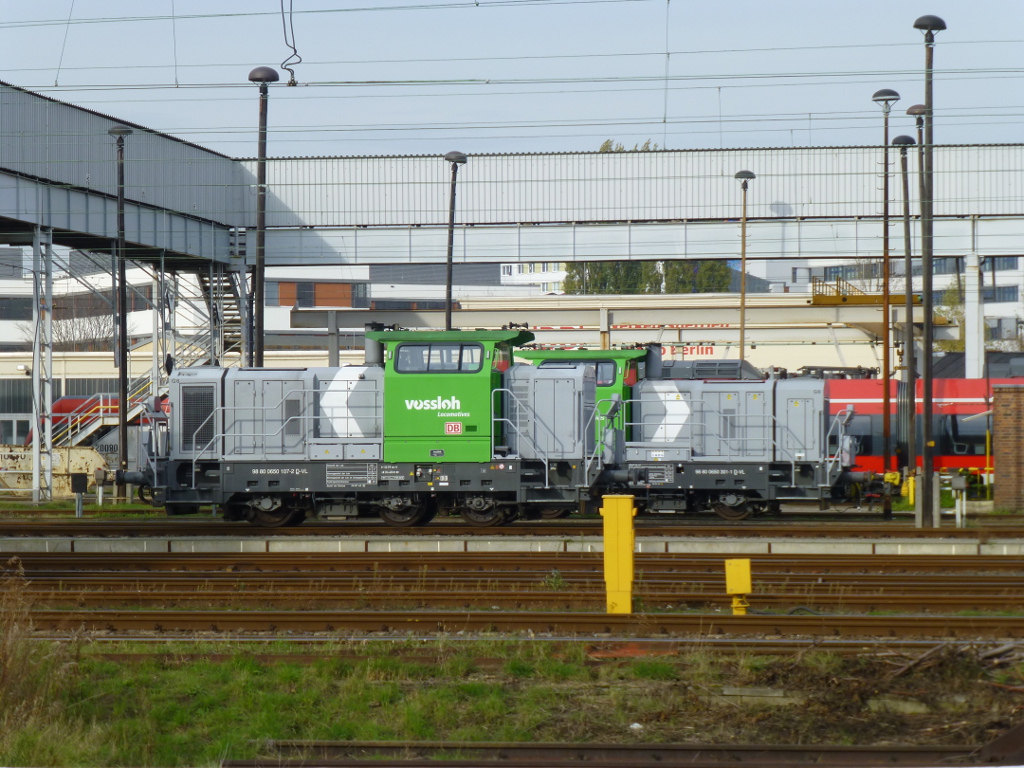 Zwei Vossloh G6 in Lichtenberg; die Maschinen sind von Vossloh an die DB vermietet und rangieren dort im BW. Im Vorgergrund 98 80 0650 107-2 D-VL, 1.11.13.