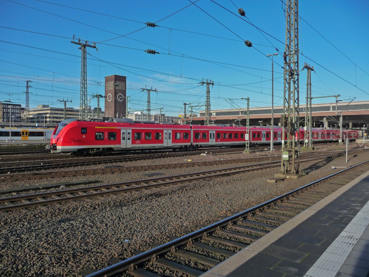 Zwei weitere Alsthom Coradia, 1440 311 und 317 am 02.01.15 in Düsseldorf. Gut erkennbar ist hier, dass fast die gesamte elektrische Ausrüstung auf dem Dach untergebracht ist.