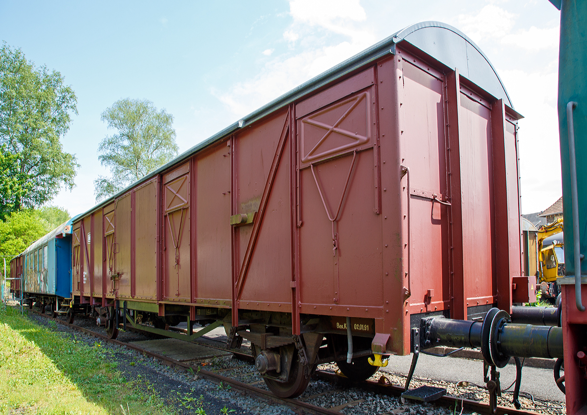 Zweiachsiger gedeckter Gterwagen G1 RV Europ 80 DB 150 3 059-C der Gattung Gbs 254 am 28.05.2016 im Eisenbahnmuseum Dieringhausen.

TECHNISCHE DATEN:
Spurweite: 1.435mm
Achsanzahl: 2
Lnge ber Puffer:  14.020 mm
Radsatzstand:  8.000 mm
Ladelnge:  12.700 mm
Ladebreite:  2.600 mm
Ladeflche:  33,0 m
Laderaum:  86,0 m
Trffnung (B  H):  2.500  2.150 mm
Hchstgeschwindigkeit: 100 km/h
Kleinster bef. Gleisbogenradius:  35  m
Bauart der Bremse:  KE-GP
Austauschverfahren:  01
Intern. Verwendungsfhigkeit:  RIV-EUROP