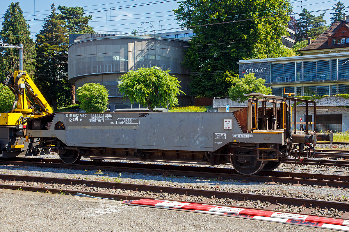 Zweiachsiger SBB Talbot Schotterwagen (Schwerkraft-Selbstentladung) mit einer Brems- und Bedienbühne, 40 85 9572 109-8 CH-SBBI, der Gattung Xs, der SBB Infrastruktur, abgestellt am 07.06.2015 beim Bahnhof Zürich-Tiefenbrunnen.

TECHNISCHE DATEN:
Hersteller: Talbot, Aachen (D)
Baujahr: ca. 1963
Spurweite: 1.435 mm (Normalspur)
Anzahl der Achsen: 2
Länge über Puffer:10.240 mm
Achsabstand: 6.500 mm
Eigengewicht: 12.800 kg
Max. Zuladung: 27,0 t
Zuladung bei Lastgrenze S: 23,0 t (ab Streckenklasse B)
Max. Ladevolumen: 15 m²
Bremse: O-GP-A max. 27 t
Zulassungen: SBB / SNCF
