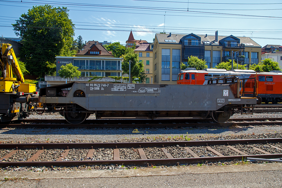 Zweiachsiger SBB Talbot Schotterwagen (Schwerkraft-Selbstentladung) mit einer Brems- und Bedienbühne, 40 85 9572 109-8 CH-SBBI, der Gattung Xs, der SBB Infrastruktur, abgestellt am 07.06.2015 beim Bahnhof Zürich-Tiefenbrunnen.

TECHNISCHE DATEN:
Hersteller: Talbot, Aachen (D)
Baujahr: ca. 1963
Spurweite: 1.435 mm (Normalspur)
Anzahl der Achsen: 2
Länge über Puffer:10.240 mm
Achsabstand: 6.500 mm
Eigengewicht: 12.800 kg
Max. Zuladung: 27,0 t
Zuladung bei Lastgrenze S: 23,0 t (ab Streckenklasse B)
Max. Ladevolumen: 15 m²
Bremse: O-GP-A max. 27 t
Zulassungen: SBB / SNCF
