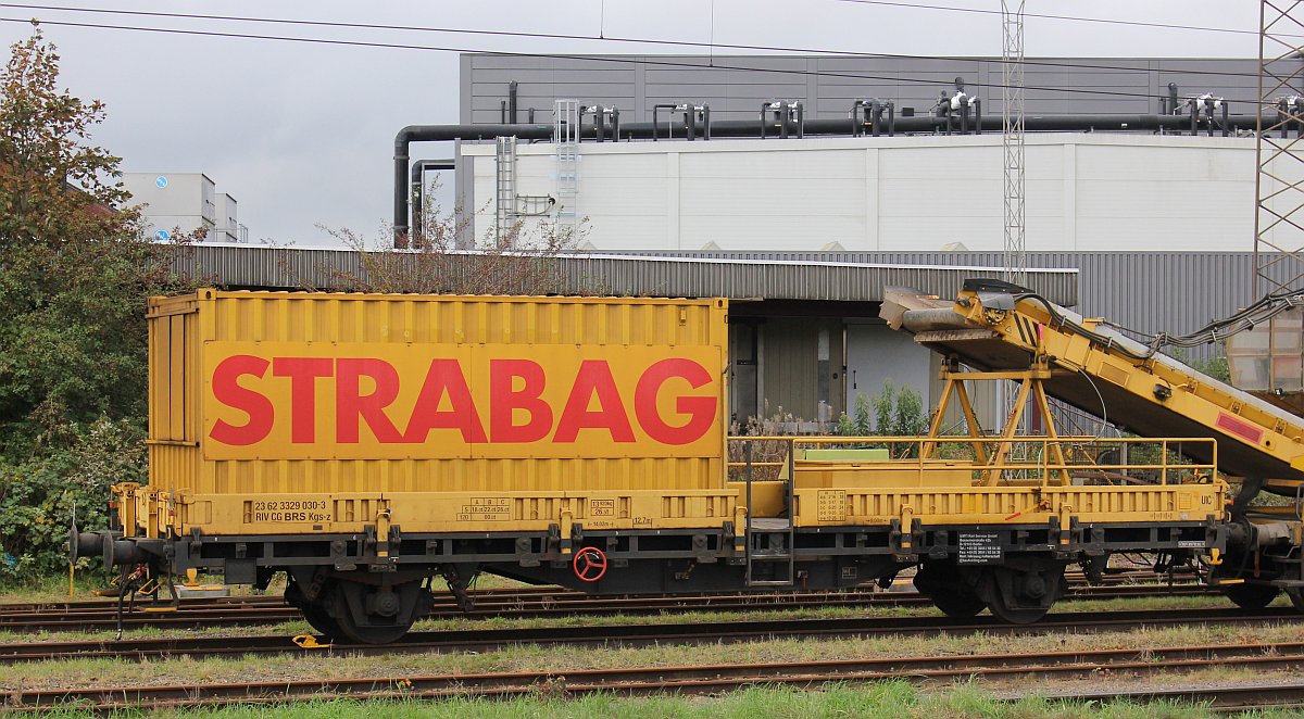 Zweichsiger Rungenwagen der Gattung Kgs-z registriert unter 2362 3329 030-3 CG-BRS eingesetzt bei der Baufirma STRABAG. Padborg/DK 18.10.2019