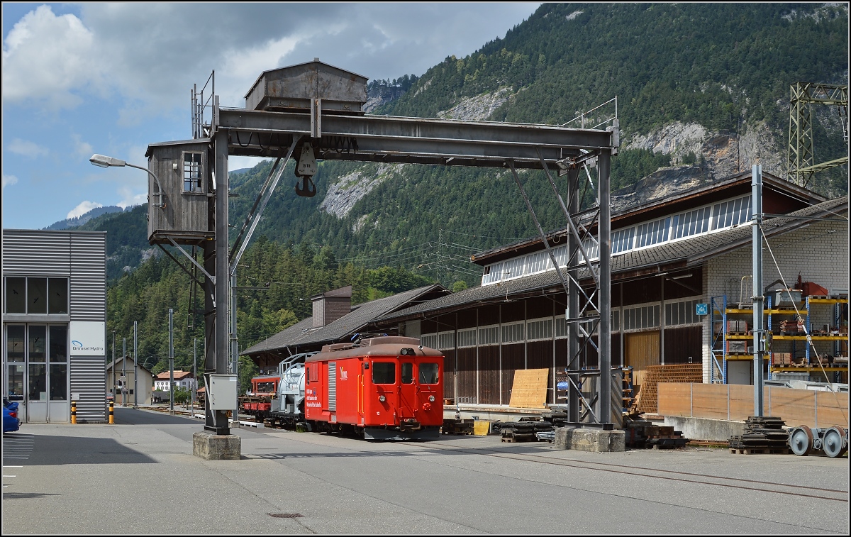 Zweikraftlok Gem 4/4 12 der Meiringen-Innertkirchen-Bahn. Dieser Triebwagen wurde aus dem De 4/4 402 der Chemins der Fer de Jura im Jahre 2010 aus einem rein elektrischen Triebwagen in eine Zweikraftlok umgebaut. Innertkirchen, Juli 2016.