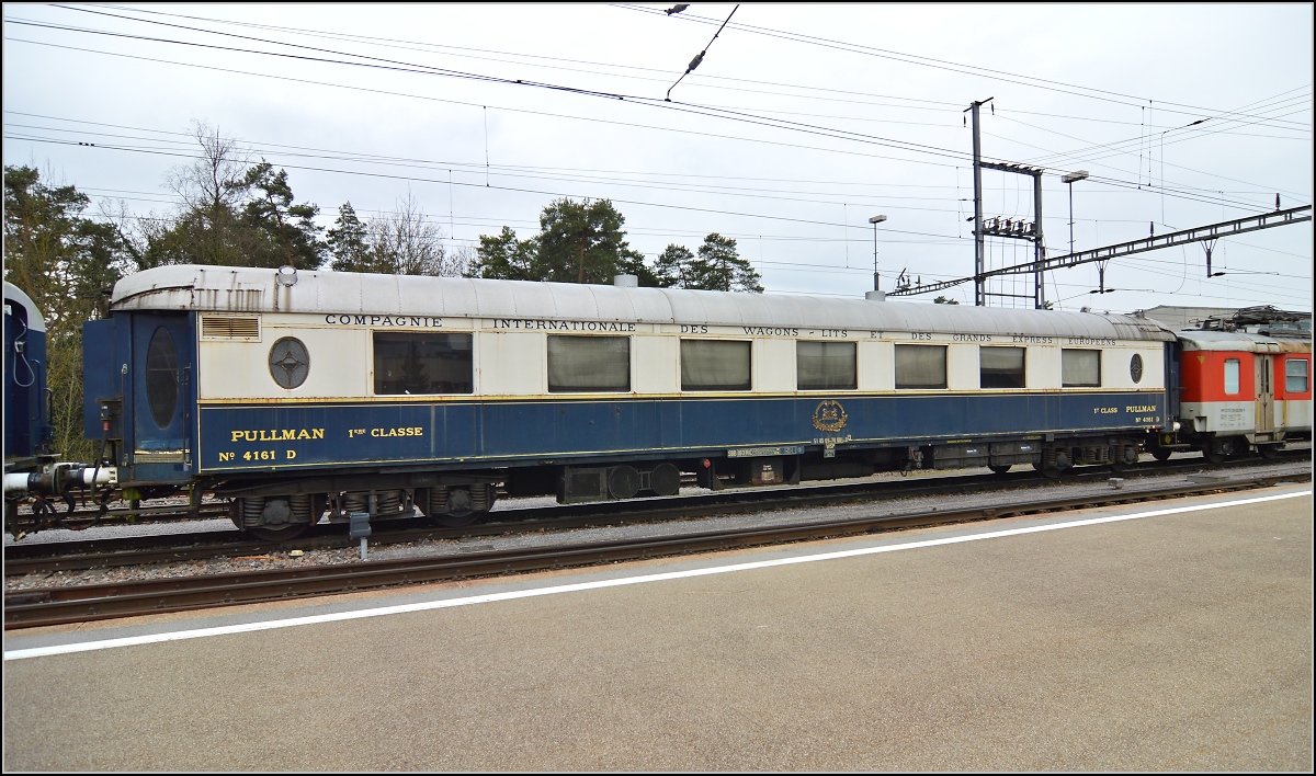 Zweiter im Bunde der historischen Wagen ist der Pullman Nr. 4161 D. Zumindest äußerlich in einem etwas besseren Zustand, wird auch dieser Wagen einer besseren Zukunft entgegenblicken. Sulgen, April 2014.