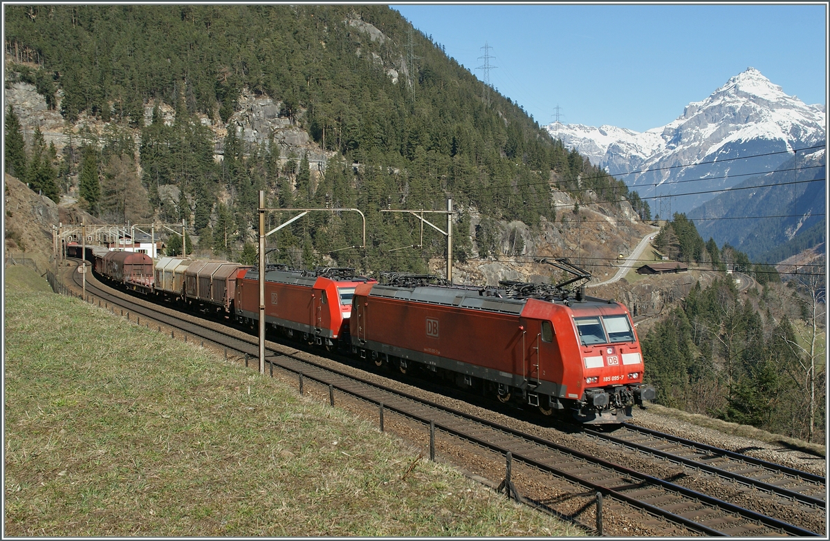 Zwi DB 185 mit einem Gütrzug auf der obersten Stuffe bei Wassen.
14. März 2014