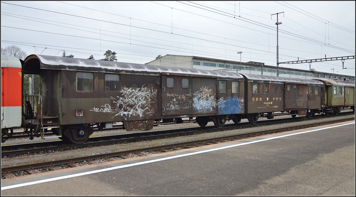 Zwillingspaar Gepckwgen D2-D2 der SBB (50 85 93-33 008-9). Sieht aus, als entstamme er der Zeit, als die Ganoven noch ungestrt Zge berfallen haben... Sulgen, 2014.