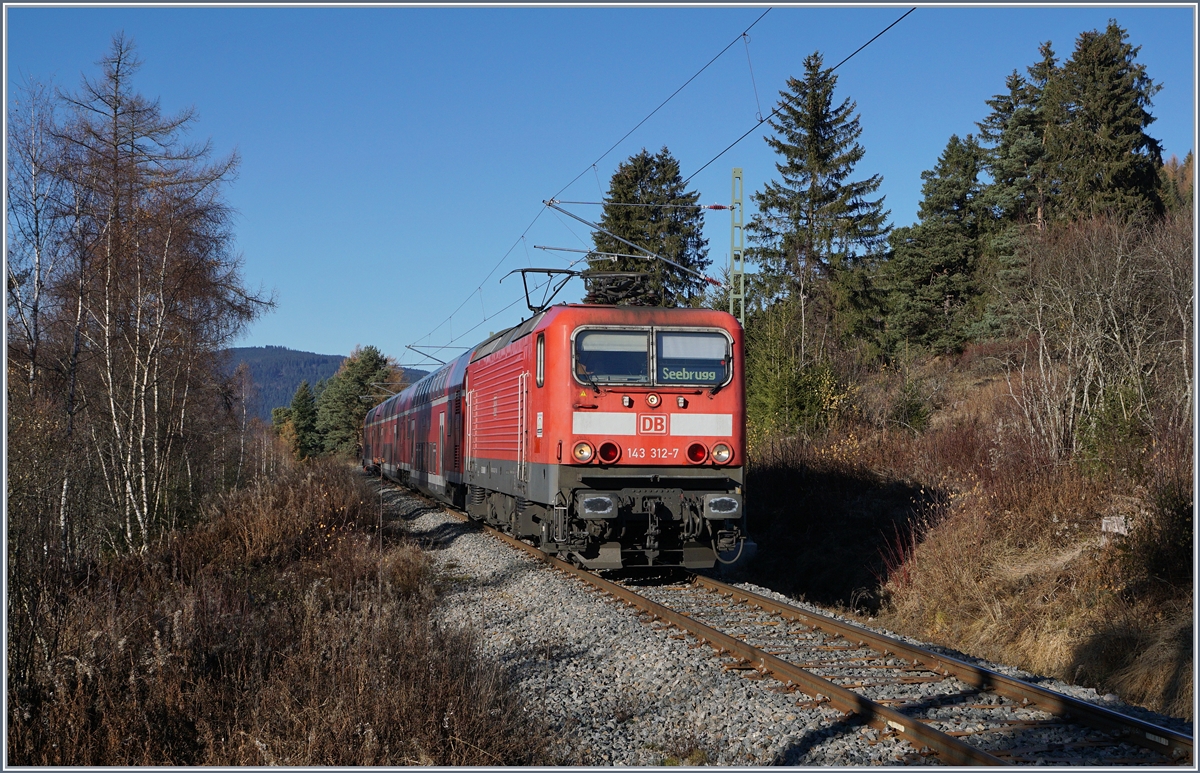 Zwischen Aha und Schluchsee kam mir die 143 312-7 auf dem Weg nach Seebrugg entgegen.
29. Nov. 2016 