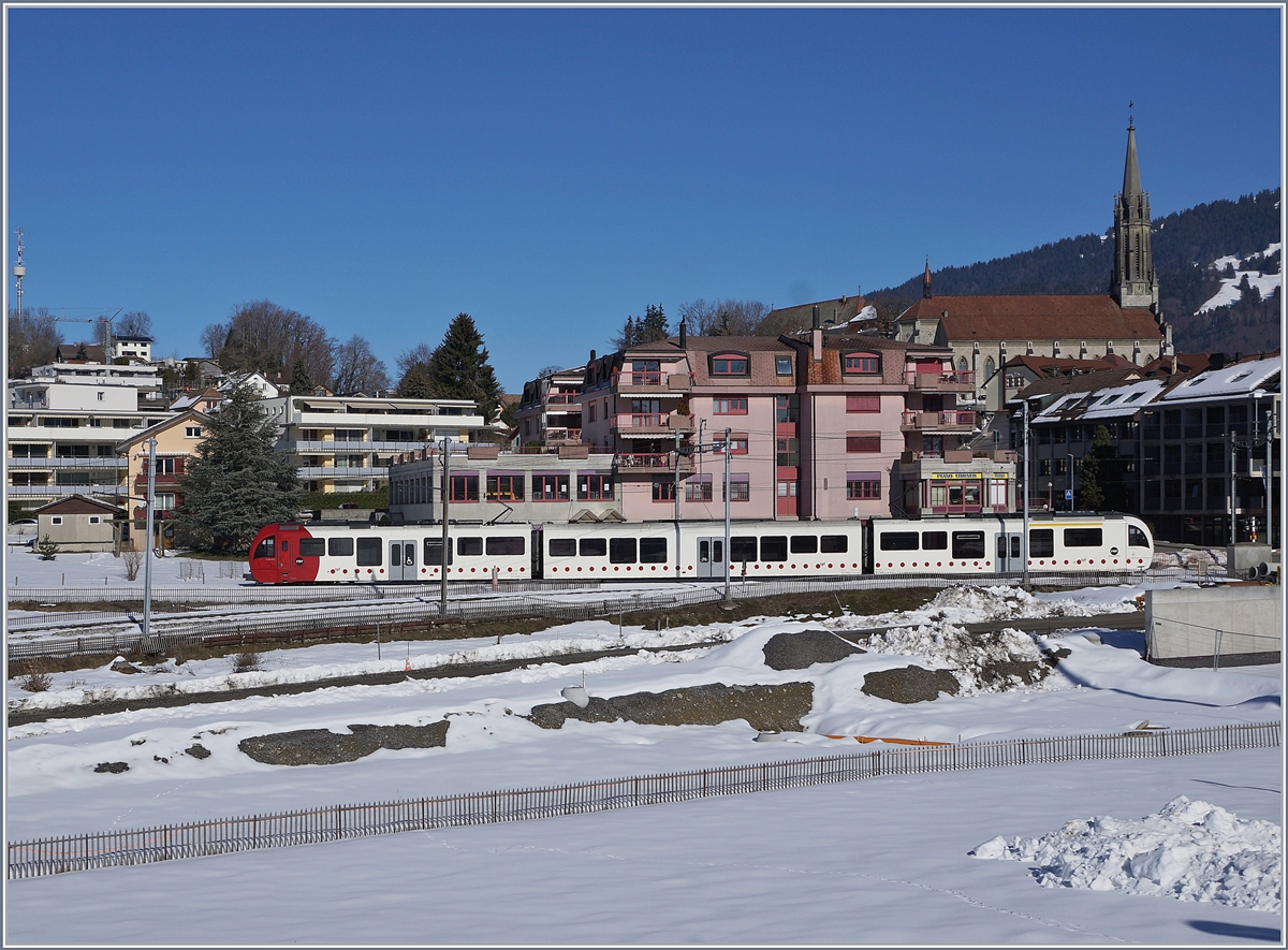 Zwischen Alt und Neu: Während links des Bildes der neue (Durchgangs)-Bahnhof gebaut wird, steht der alte Kopfbahnhof rechts des Bildes, folglich wird in absehbarer Zeit hier kein Zug mehr fahren. 
Im Bild ein TPF Regionalzug nach Montbovon.


15. Feb. 2019