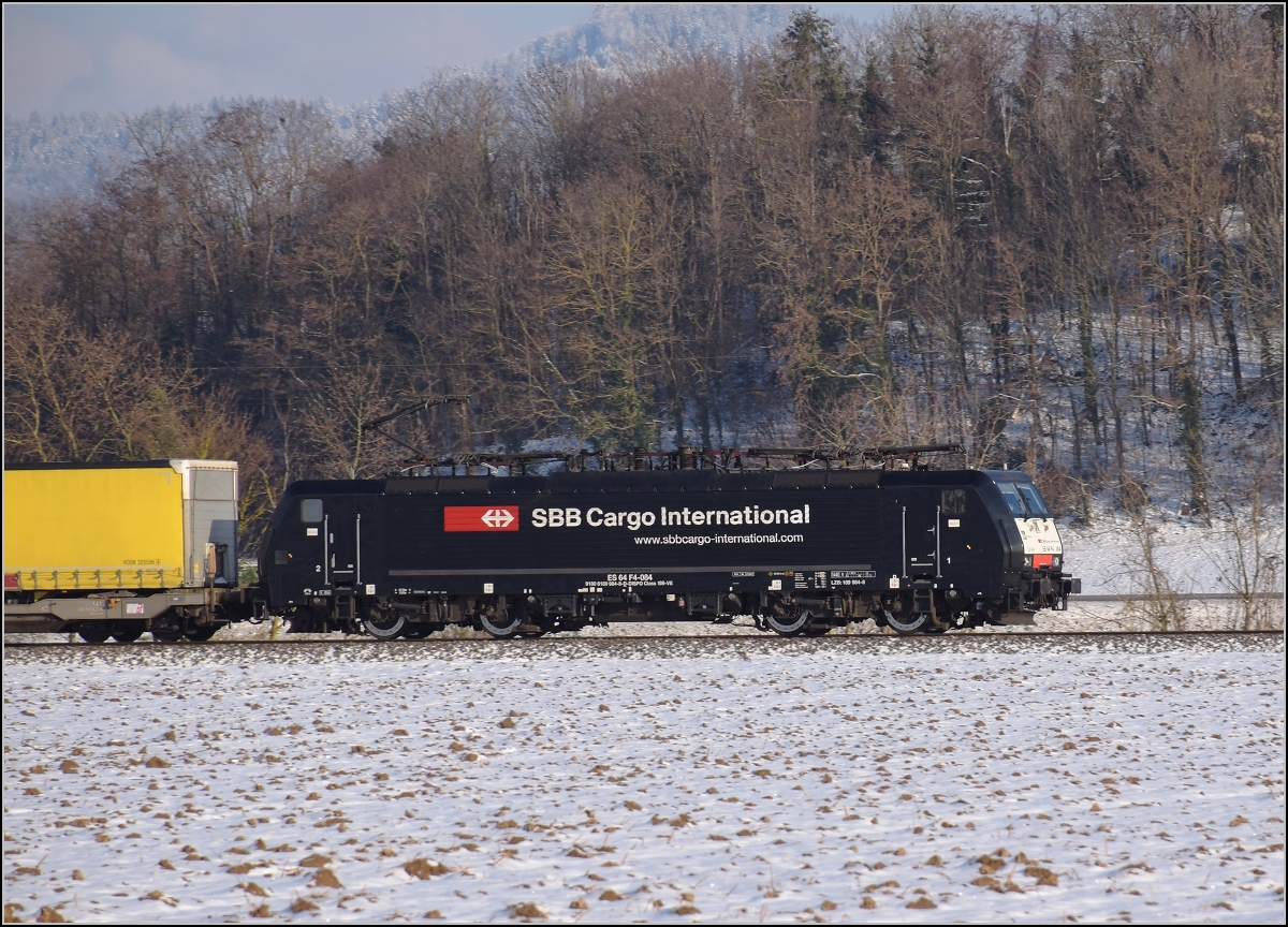 Zwischen Belchensystem und Blauendreieck. 

Der Eurosprinter 189 984 auf dem Weg nach Basel. Buggingen, Februar 2021.