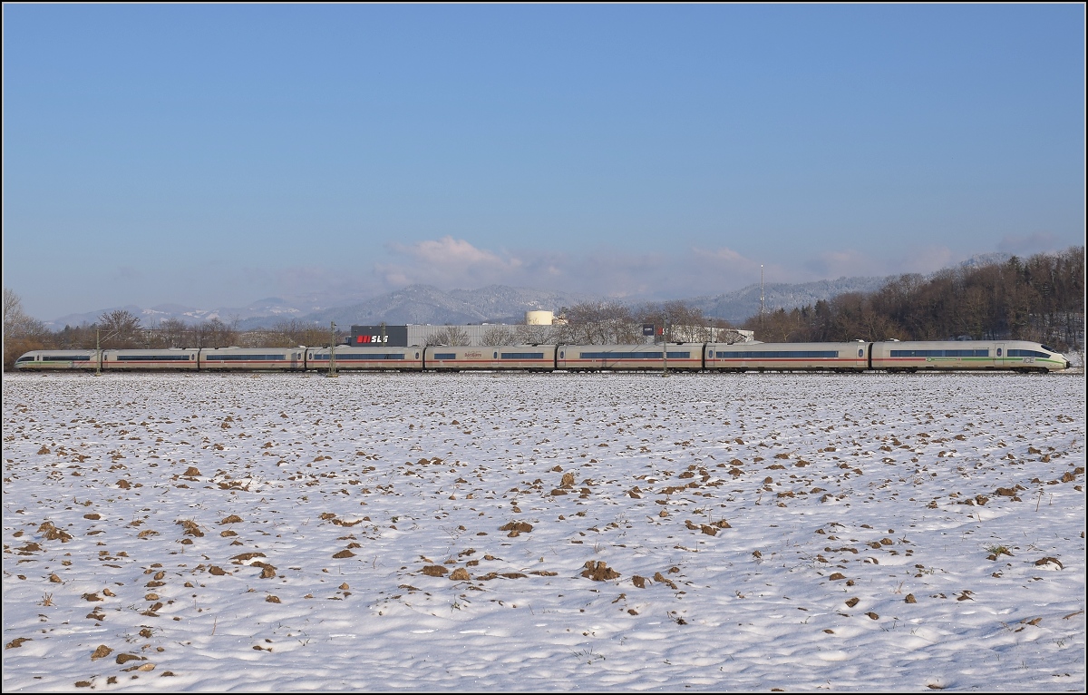 Zwischen Belchensystem und Blauendreieck. 

Der ICE 3 Euregio Maas-Rhein ist fast ein Pendant zur Triregio am Rheinknie. passt schon fast in die Fotostelle. 406 002 auf dem Weg nach Karlsruhe. Buggingen, Februar 2021.