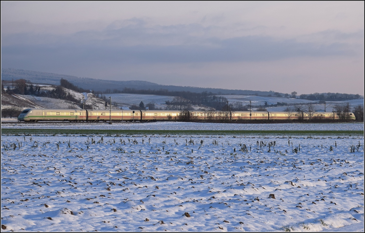 Zwischen Belchensystem und Blauendreieck. 

Ein ICE 2 verirrt sich selten in den Süden. Daher ein paar mehr Bilder des kurzen ICE auf der badischen Hauptbahn. 402 039 Essen nordwärts bei Buggingen. Februar 2021.