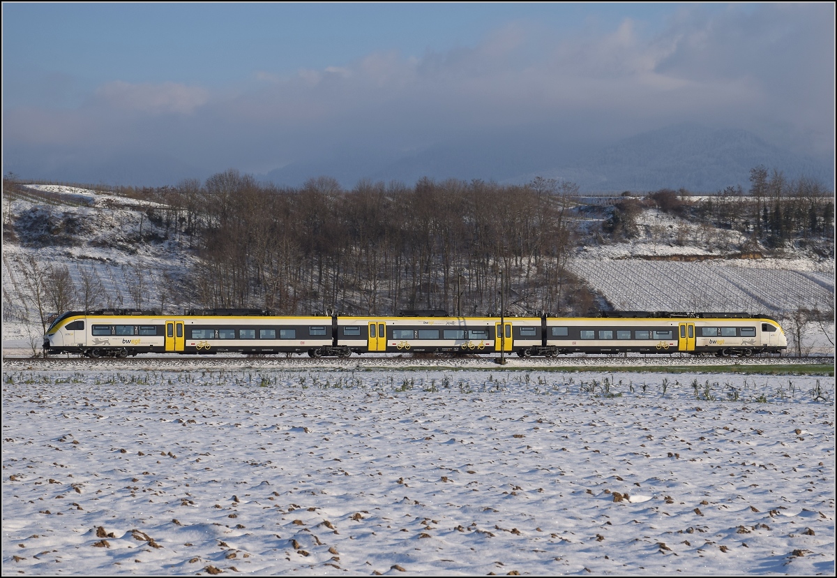 Zwischen Belchensystem und Blauendreieck. 

Ein Mireo 463 als Solofahrer auf dem Weg nach Freiburg. Buggingen, Februar 2021.