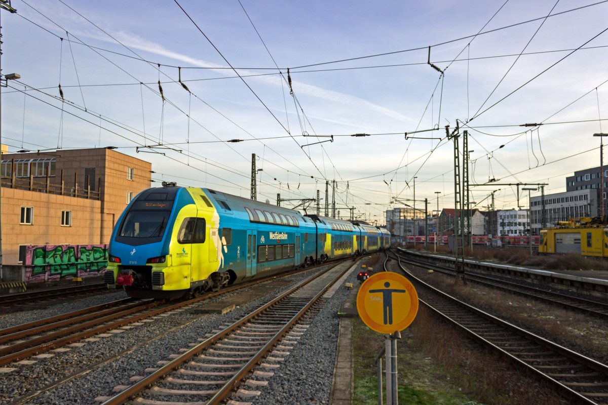 Zwischen Braunschweig und Hannover verkehren zustzliche Verstrkerzge zum stndlichen Grundtakt der RE. Mit einem solchen Zug ist et 613 (445 013) aus Braunschweig zurckgekehrt und fhrt nun in die Abstellung.