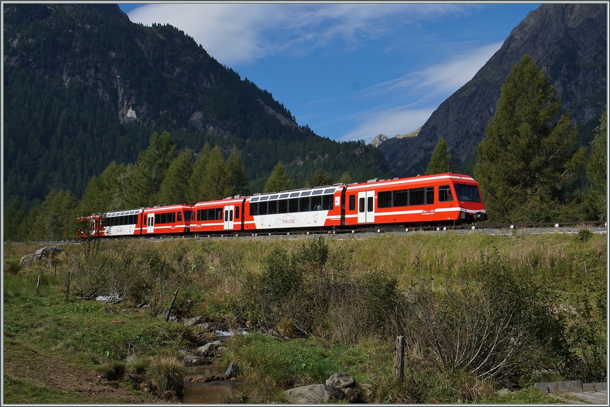 Zwischen Le Buet und Vallorcine fahren diese beiden Treibzüge ihrem nahen Ziel Vallorcine entgegen.
28. August 2015