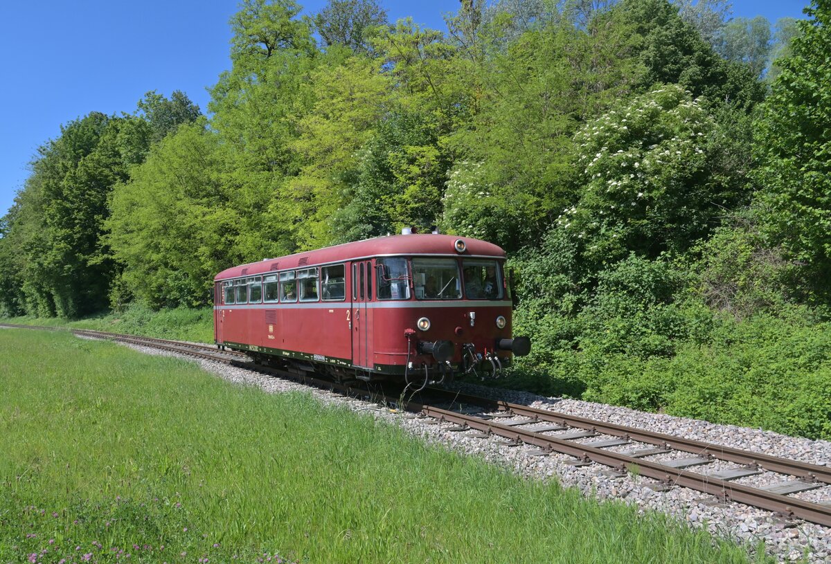 Zwischen Neckarbischofsheim Stadt und Neckarbischofsheim Helmhof ist mir der Ersatztriebwagen 798 625-4 vor die Linse geraten. 20.5.2024