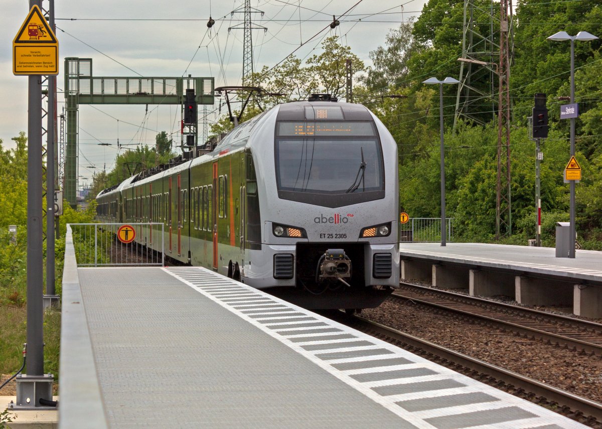 Zwischen Nordrhein-Westfalen und den Niederlanden gibt es nur wenige regelmig im SPNV genutzte Grenzbergnge - und das obwohl die Gebiete beiderseits der Grenz durchaus dicht besiedelt sind. Diese Situation hat der VRR vor einigen Jahren etwas verbessert, indem eine neue RE-Linie eingefhrt wurde, die von Dsseldorf nach Arnhem verkehrt. Abellio fhrt seither auf dieser Linie mit FLIRT-Triebwagen, die als Dreisystemfahrzeuge ausgefhrt sind, da die Strecke zwischen Emmerich und Zevenaar als Teil der Betuwe-Linie nach Rotterdam mit 25 kV bei 50 Hz elektrifiziert ist, bevor bis Arnhem im niederlndischen 1500V Gleichstromnetz weitergefahren wird. Am 16.05.19 erreicht 2429 005 gemeinsam mit einem nur in Deutschland nutzbaren Triebzug, der in Wesel endet, Oberhausen-Sterkrade.