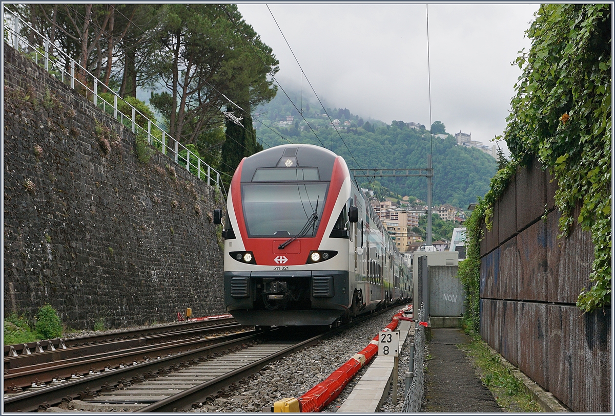 Zwischen Stützmauer und Lärmschutzwand verläuft hier die Strecken zwischen Montreux und Clarens, im Bild der SBB RABe 511 021 auf dem Weg nach Geneve.

6. Mai 2020