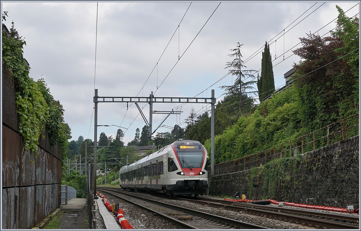 Zwischen Stützmauer und Lärmschutzwand verläuft hier die Strecken zwischen Clarens und Montreux, im Bild ein SBB RABe 523 auf dem Weg nach Villeneuve. 

6. Mai 2020